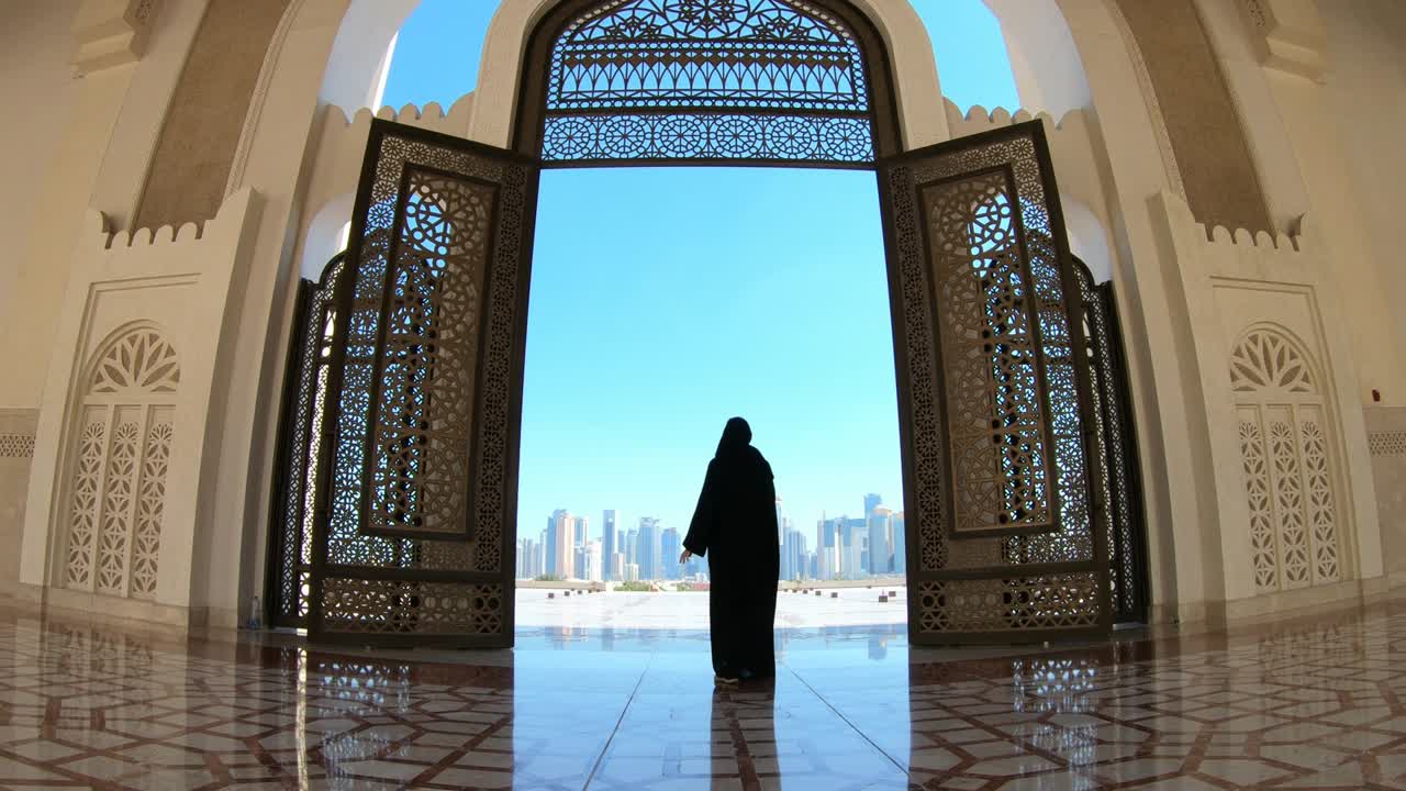 Donna in moschea a Doha.