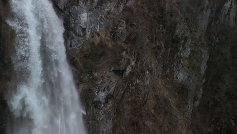 Poderosa-Corriente-De-Agua-De-La-Cascada-Skakavica,-Albania