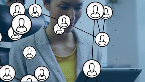 animación de una red de iconos digitales sobre una mujer de negocios en la oficina.