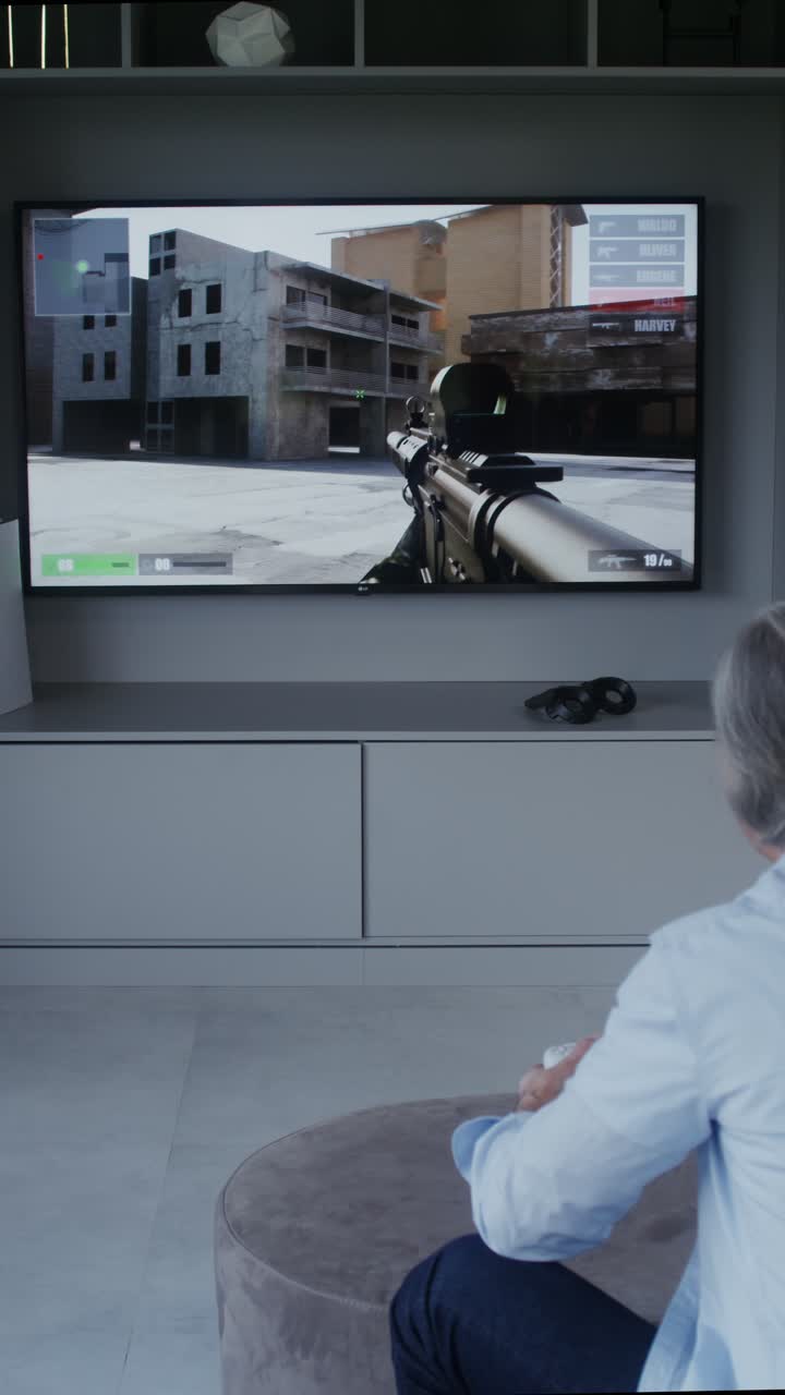 Persona che gioca a un videogioco in televisione