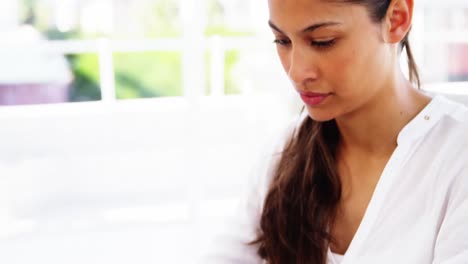 Mujer-En-La-Oficina-Usando-Un-Teléfono-Inteligente