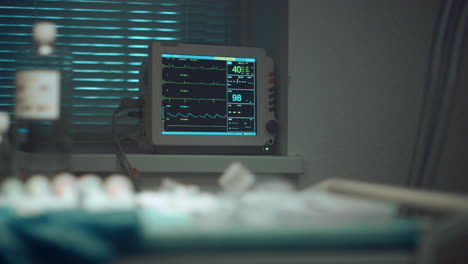 hospital heartbeat monitoring screen indicating pulse in emergency care room.