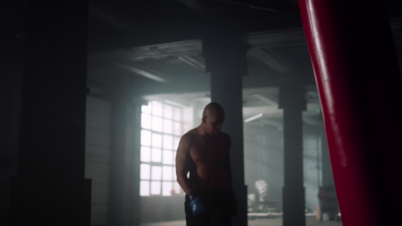 atleta terminando el ejercicio de fuerza. hombre sintiéndose cansado después del entrenamiento de boxeo