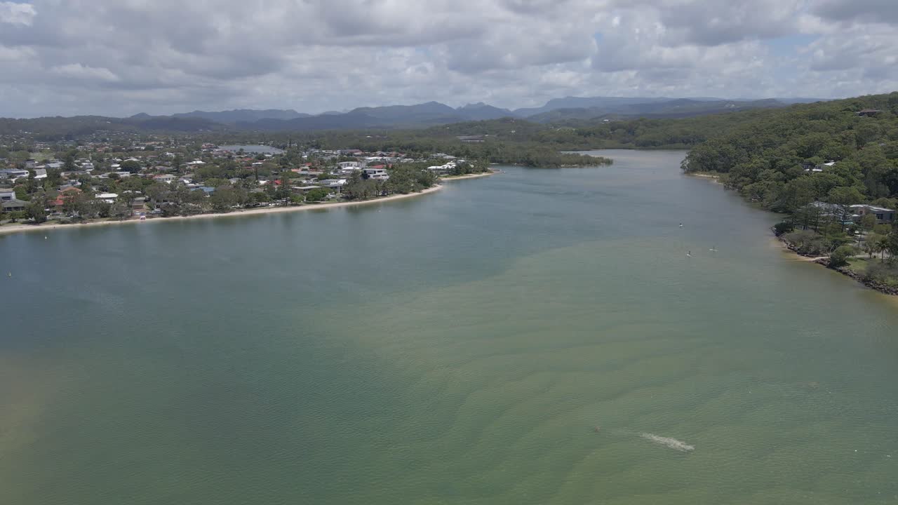vista tranquila de los asentamientos en tallebudgera creek rivershore en gold coast, australia