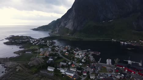 Reine-Fischerdorf-Unterhalb-Des-überschattenden-Berges,-Insel-Moskenesoya-In-Norwegen