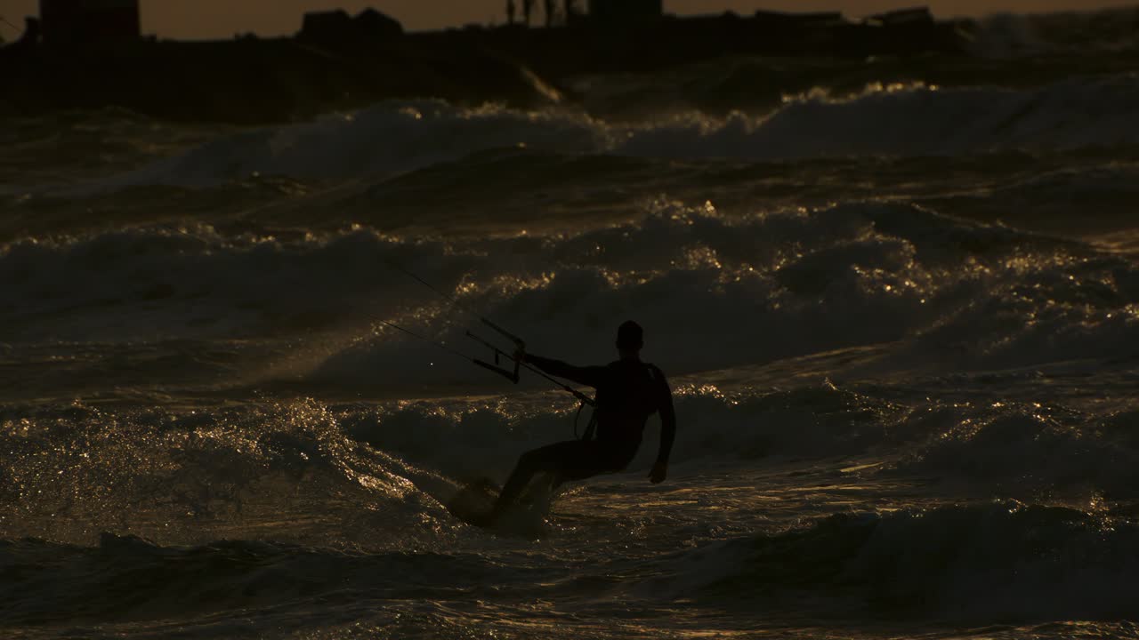 해가 지는 광선 속에서, 카이트 서퍼는 카이트 보딩의 자유와 흥분을 즐기고, 모든 움직임에서 아드레날린의 충격을 느니다.