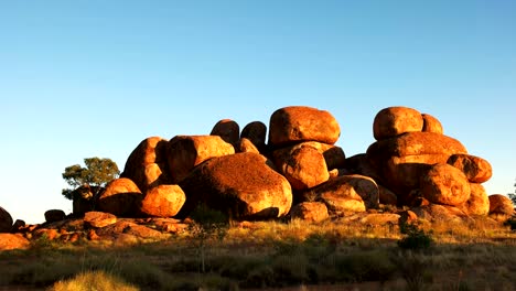 devils marbles/ karlu karlu sunrise pan