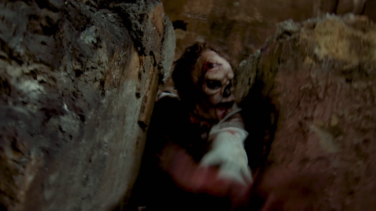 버려진 건물 안의 좀비