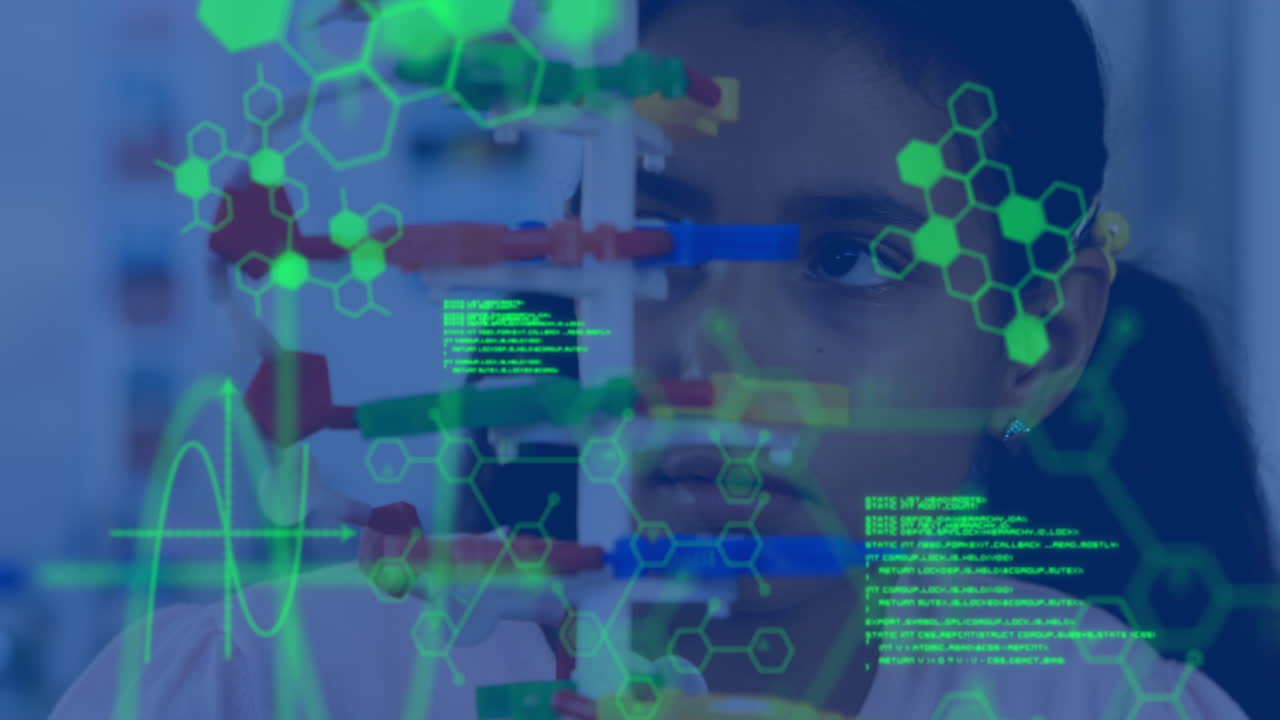 animación de procesamiento de datos y fórmula química sobre una estudiante biracial