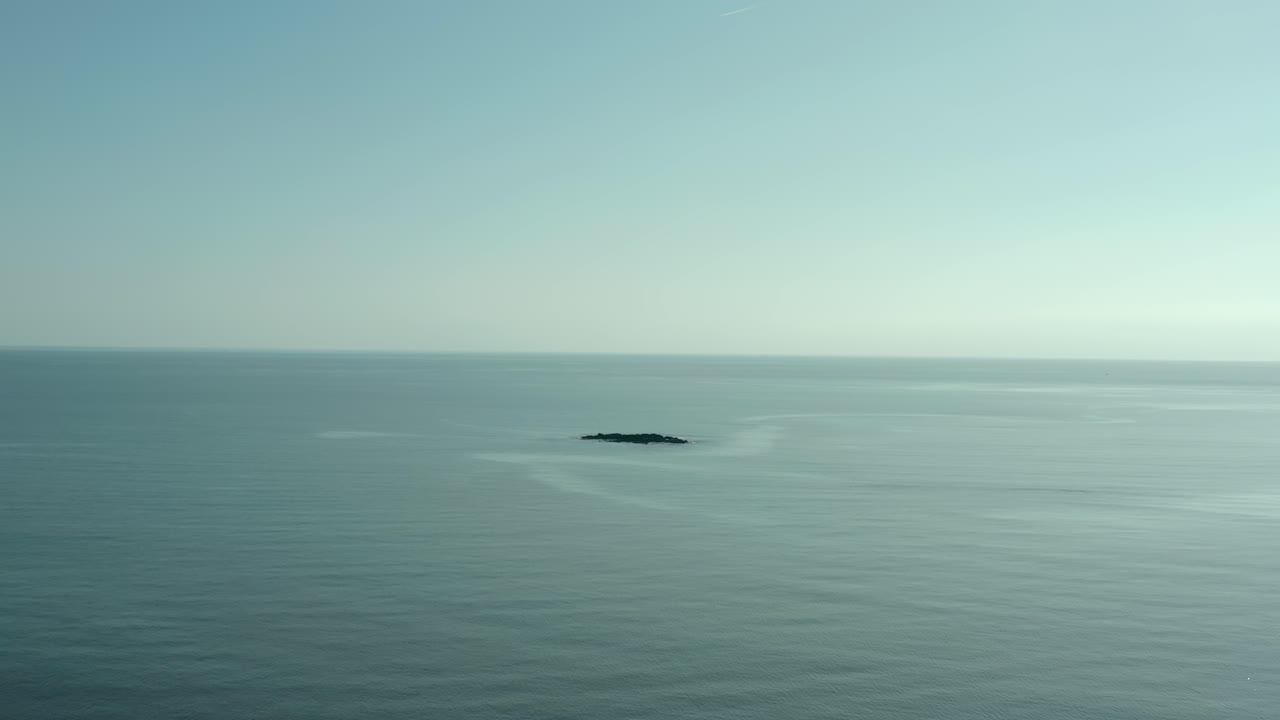 바다 한가운데 있는 단일 바위 섬의 조감도