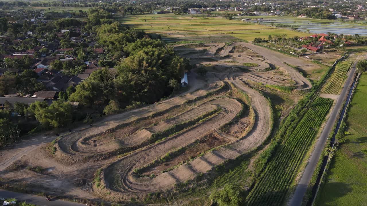 vista aérea, el circuito de motocross de sultan agung por la tarde