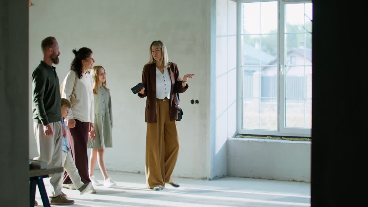 가족 들 이 새 집 을 보고 있다