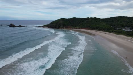 Olas-Del-Océano-Rompiendo-En-La-Orilla-Arenosa-De-La-Playa-Broken-Head-En-Byron-Bay,-Nueva-Gales-Del-Sur,-Australia---Toma-Aérea