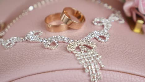 foto de ensueño de anillo de oro y collar