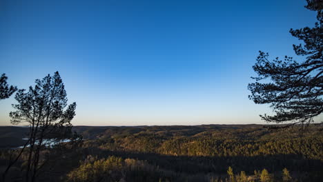 Sonnenlicht-Erleuchtet-Den-Wald-In-Der-Zeitrafferansicht-Am-Morgen-Vom-Hügel