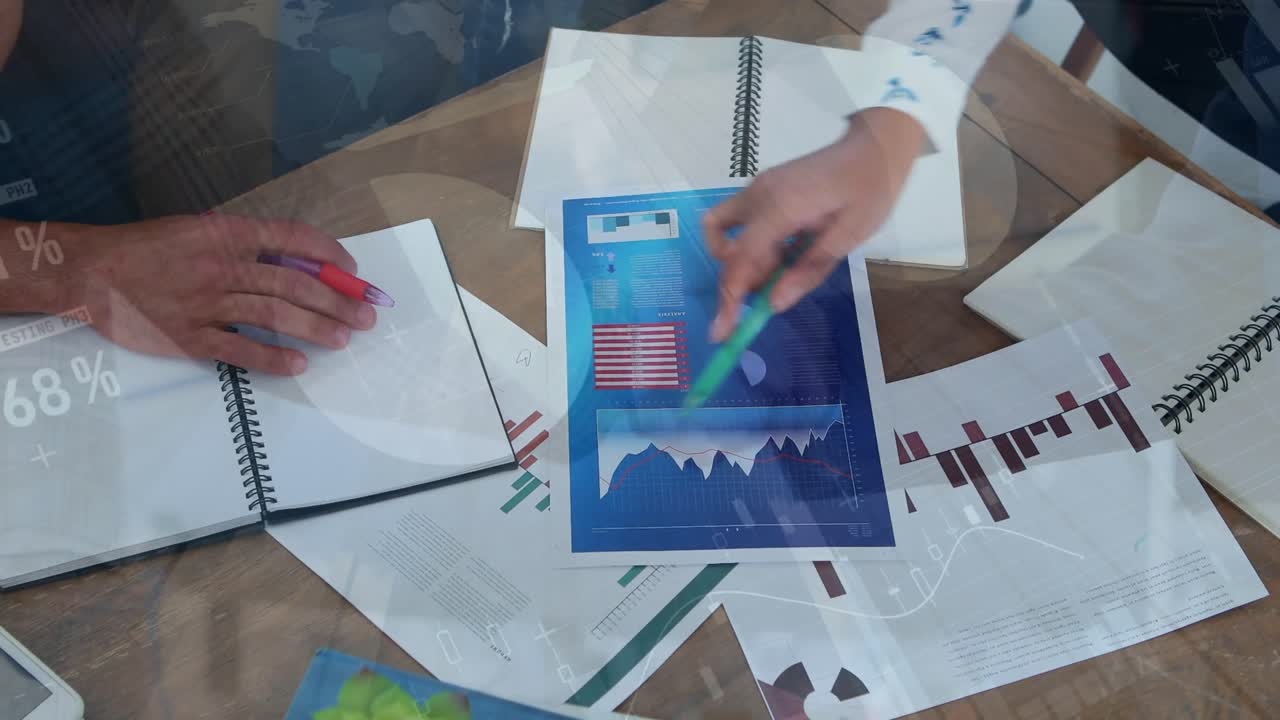 animación del procesamiento de datos sobre diversas personas de negocios con documentos