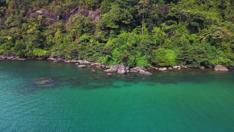 Agua-Verde-Esmeralda-Con-Piedras-Rocas