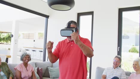 personas mayores felices y diversas que usan auriculares vr en el hogar de ancianos