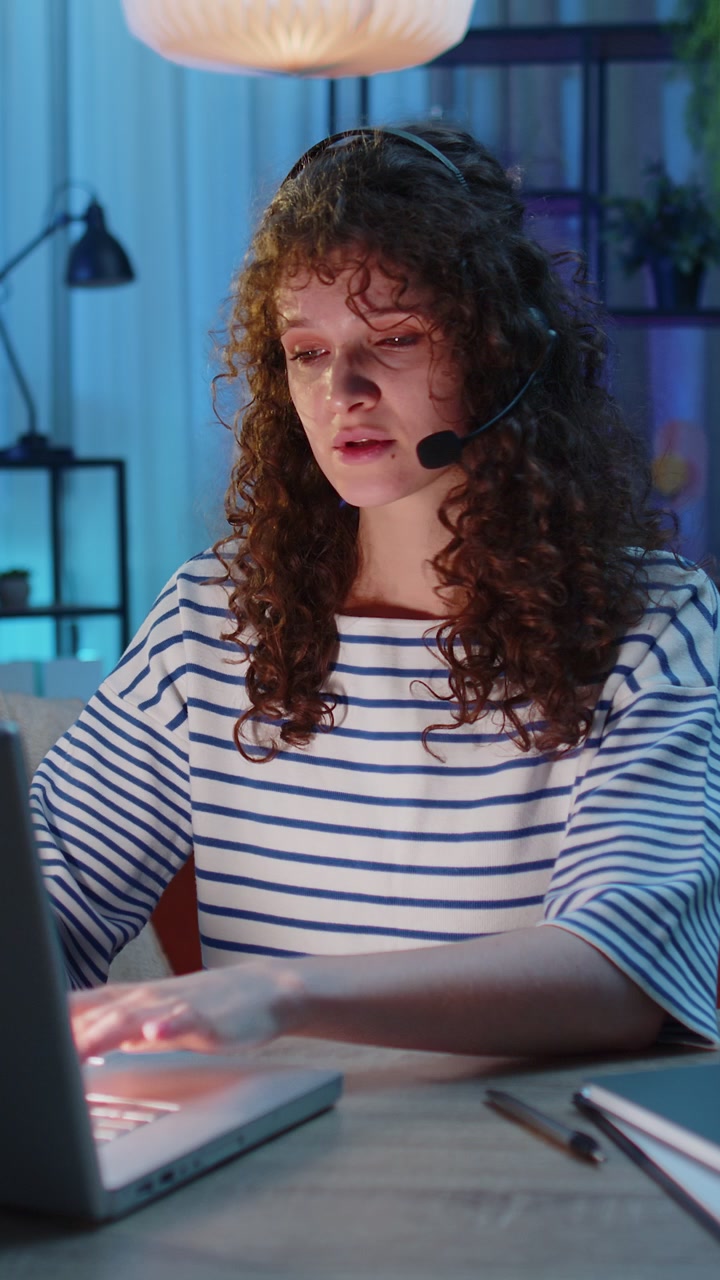Ung kvinde derhjemme med headset freelancearbejder callcenter supportserviceoperatør hjælpelinje