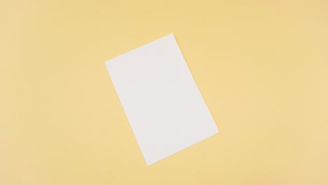 4k dibujo de un huevo aparece en un pedazo de papel blanco. entonces la mano de la mujer saca huevo de pollo real de uno dibujado. fondo amarillo. concepto creativo de pascua.