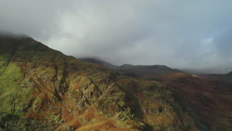 Hermosos-Acantilados-De-Montaña-Imperturbables-En-El-Parque-Nacional-De-Snowdonia,-Antena