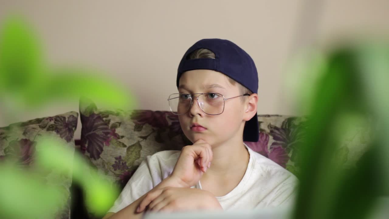 초점을 맞춘 교육 콘텐츠를 보는 스웨덴 십대