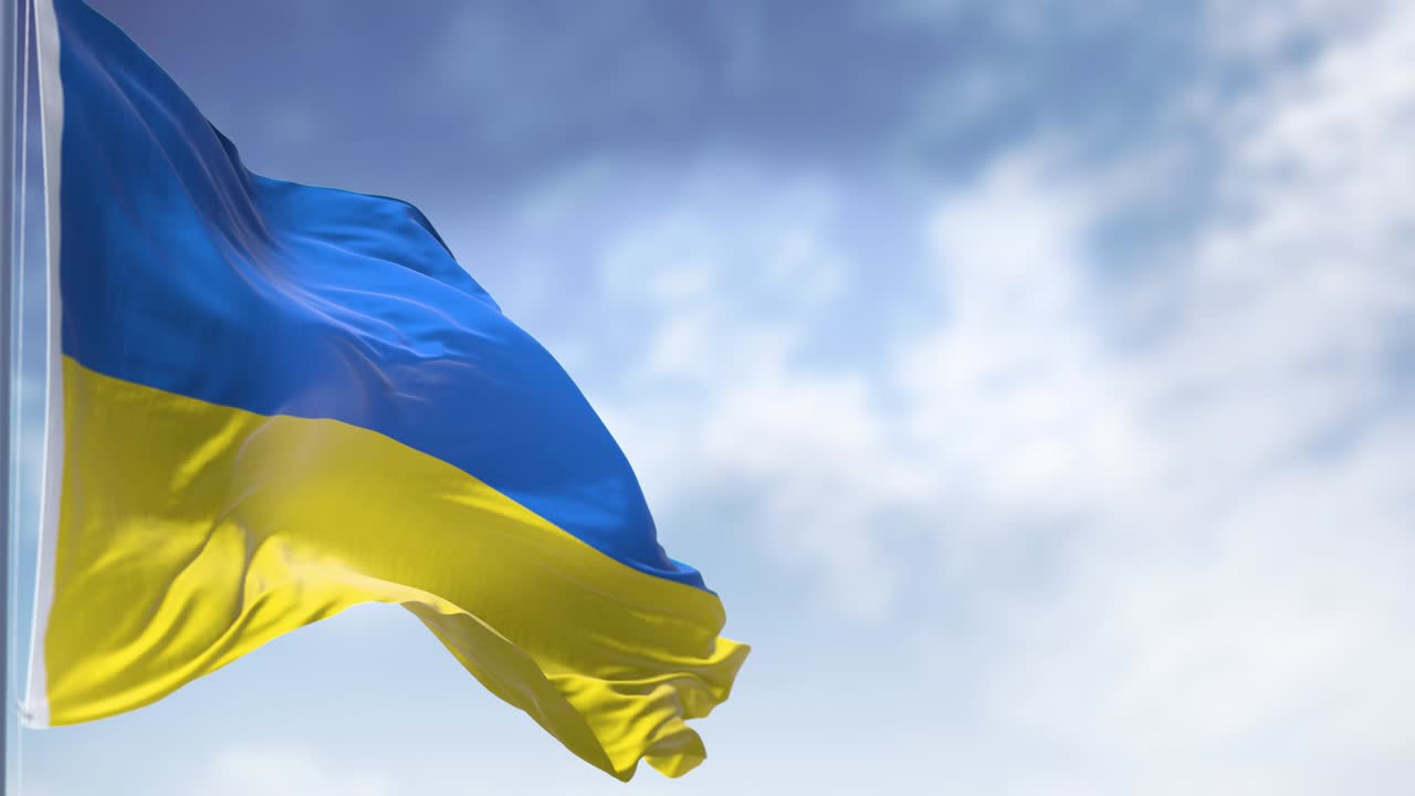 은 날 바람에 흔들리는 우크라이나 국기 세부 사항