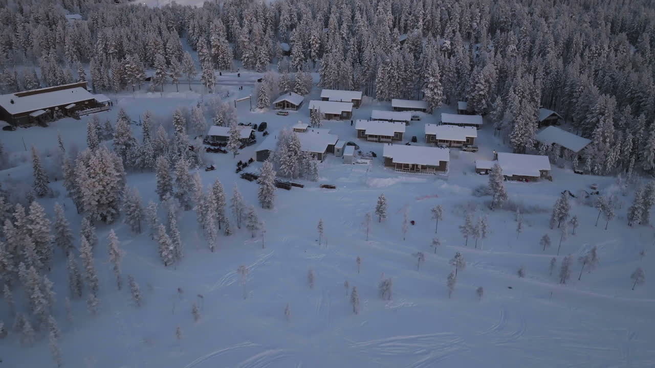 라 펠을 향한 오두막 위로 회전하는 공중 사진, 라플랜드의 극어 밤