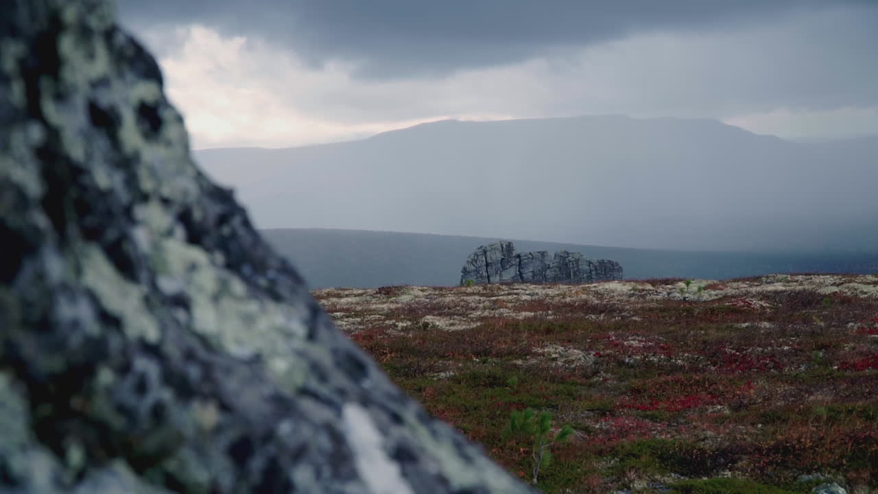 가을의 색과 구름이 가득한 산악 풍경