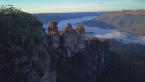 Die-Drei-Schwestern-Felsenformation-An-Den-Blauen-Bergen-Mit-Blick-Auf-Die-Wolken,-Die-Die-Regenwaldbäume-Bedecken,-Sydney-Australien