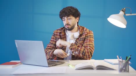 el joven preocupado se estresa, no le vienen ideas nuevas y creativas a la mente, está confundido.