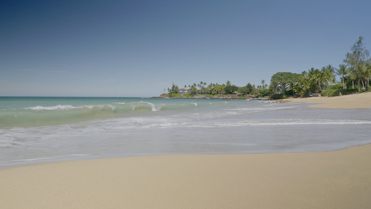olas tranquilas en la playa tropical vacía isla maui hawaii
