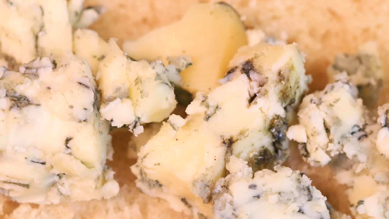 tiro macro de queso azul sobre pan blanco, pincho español tradicional