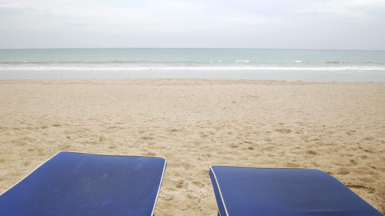 화이트 럭셔리 비치 라운지 침대에서 보기