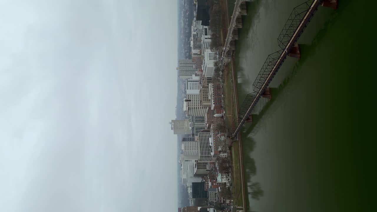 video aéreo de drones de la ciudad a lo largo de la costa del río