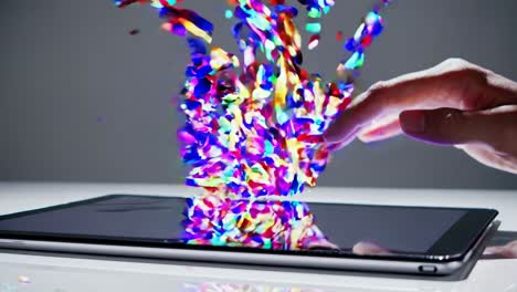 mano interactuando con una tableta que muestra gráficos digitales coloridos.