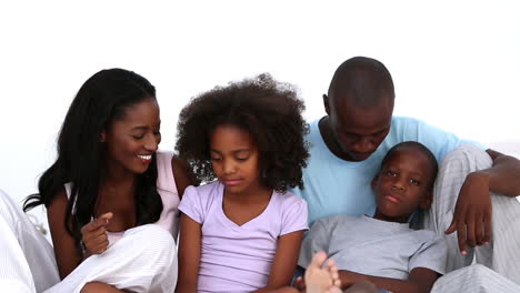 Family-speaking-together-in-bed