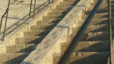 números de vigilancia de las mareas fluviales diseñados e incrustados en escaleras