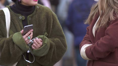 Mujer-joven-hablando