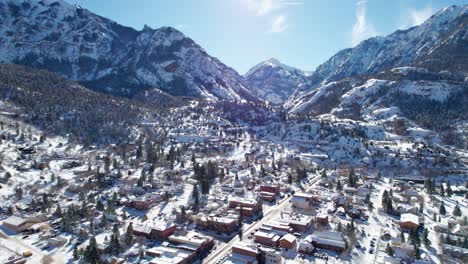vistas aéreas de drones de ouray, colorado en invierno en un día soleado