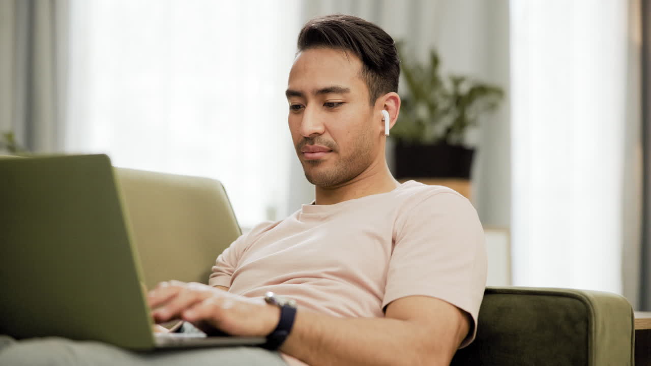 hombre trabajando desde casa en la computadora portátil