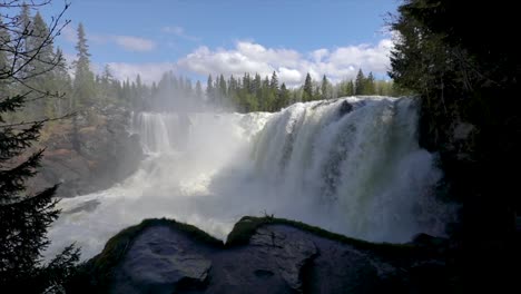 Zeitlupenvideo-Der-Wasserfall-Ristafallet-Im-Westlichen-Teil-Von-Jämtland-Gilt-Als-Einer-Der-Schönsten-Wasserfälle-Schwedens.