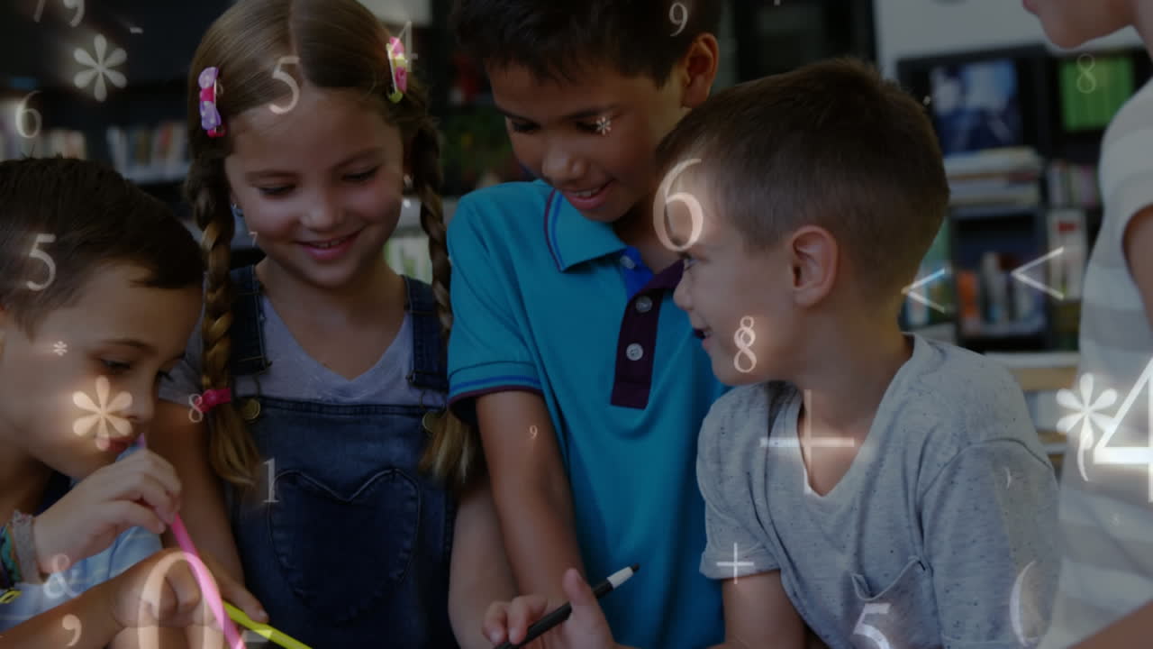grupo de niños estudiando matemáticas en la biblioteca