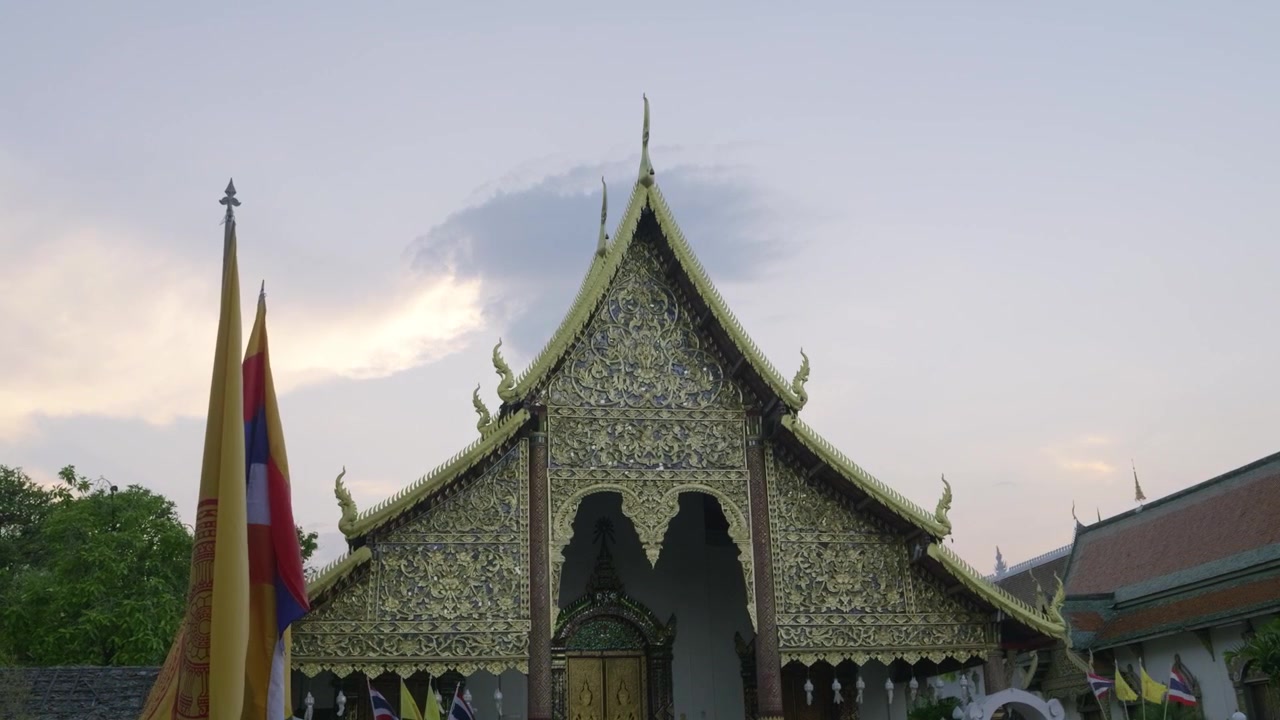 Tempio thailandese splendidamente decorato al crepuscolo, ripresa a mano.