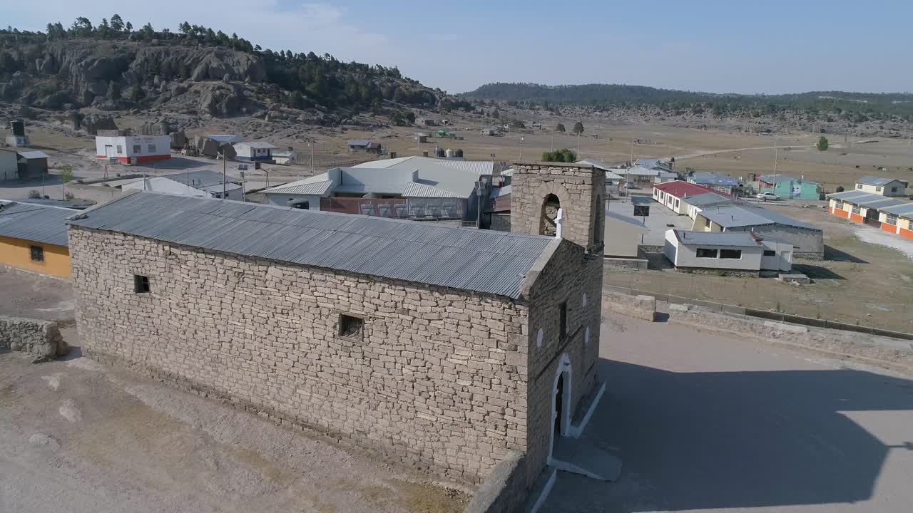 Veduta aerea di una piccola chiesa in una città Raramuti a El Valle de las Ranas, Regione del Canyon di Rame, Chihuahua.