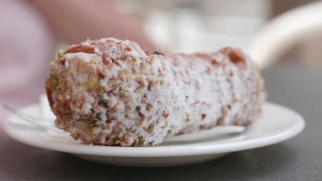 pastel de cannoli con relleno de ricota. - de cerca