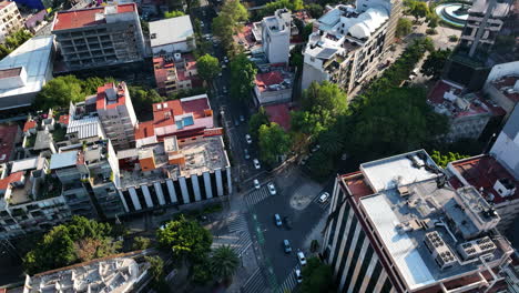 Drone-Aéreo-De-La-Ciudad-De-México-En-La-Hora-Mágica,-Inclinado-Hacia-El-Ojo-De-Pájaro