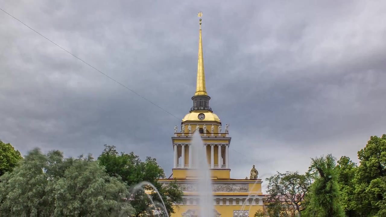 Timelapse Hyperlapse da Fonte da Entrada Principal do Edifício do Almirantado em um dia nublado de verão em São Petersburgo. Pessoas caminhando ao redor da fonte.