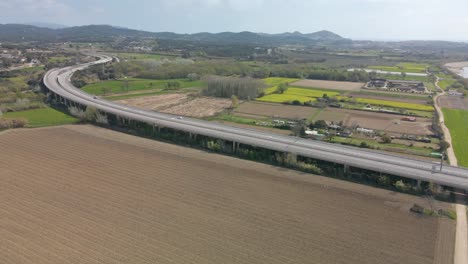 Hermoso-Paisaje-Rural-Con-Carretera-Española.-Descendente-Aéreo