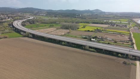 Schöne-Ländliche-Landschaft-Mit-Spanischer-Autobahn.-Luft-Absteigend